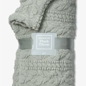 ULTA Limited Edition Plush Throw Blanket 50x60 Polyester Machine Washable